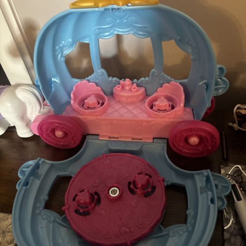 Fisher-Price Little People Princess Carriage Playset with Cinderella & jasmine  — image 11