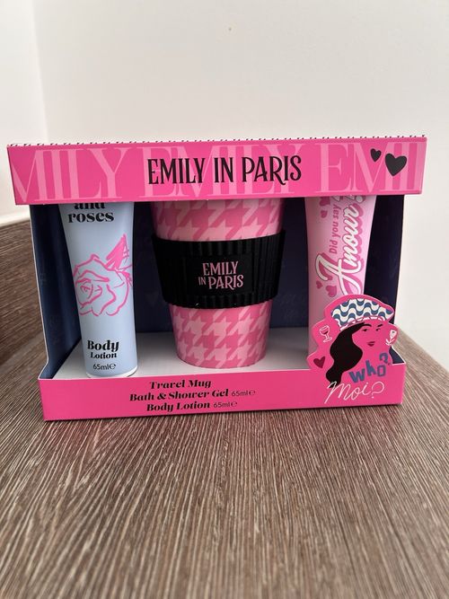 Emily in Paris Travel Mug Gift Set Bath & Shower Gel + Body Lotion 65ml Roses — image 5