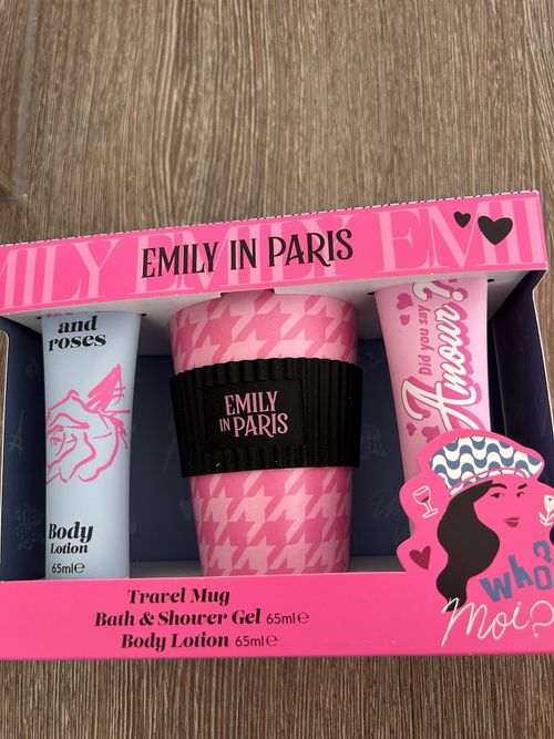 Emily in Paris Travel Mug Gift Set Bath & Shower Gel + Body Lotion 65ml Roses — image 7