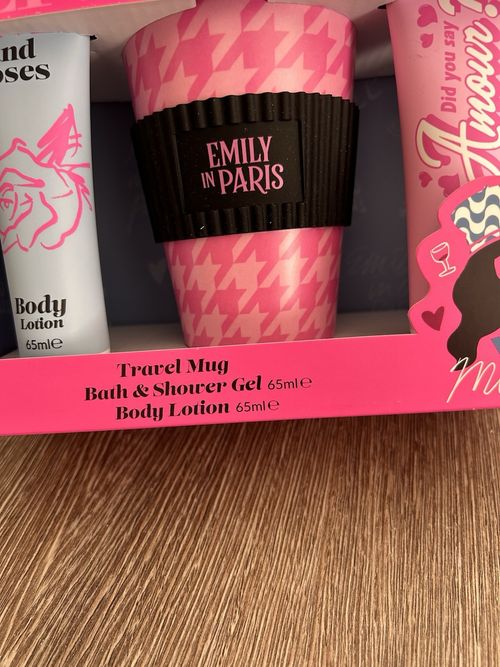 Emily in Paris Travel Mug Gift Set Bath & Shower Gel + Body Lotion 65ml Roses — image 2