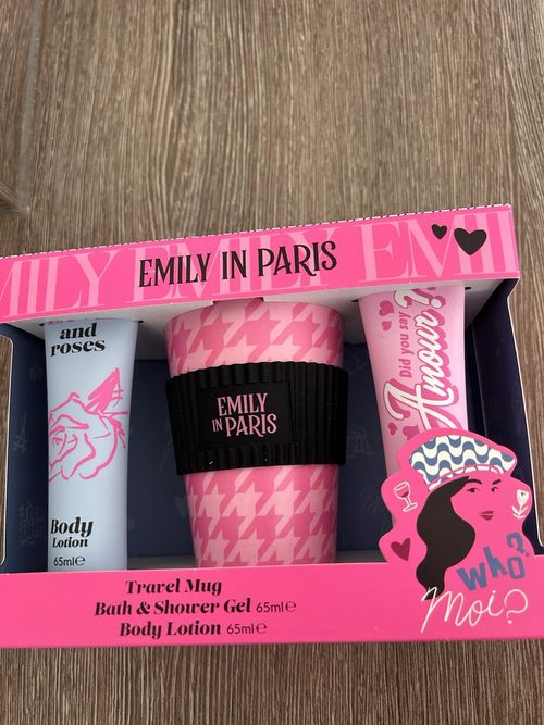Emily in Paris Travel Mug Gift Set Bath & Shower Gel + Body Lotion 65ml Roses — image 4