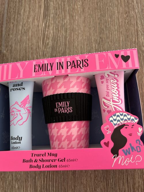 Emily in Paris Travel Mug Gift Set Bath & Shower Gel + Body Lotion 65ml Roses — image 10