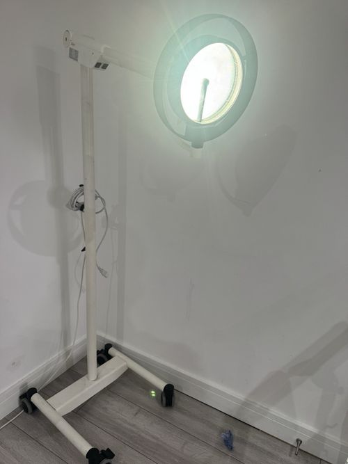 Brandon Medical surgical light, Floor Standing. — image 2
