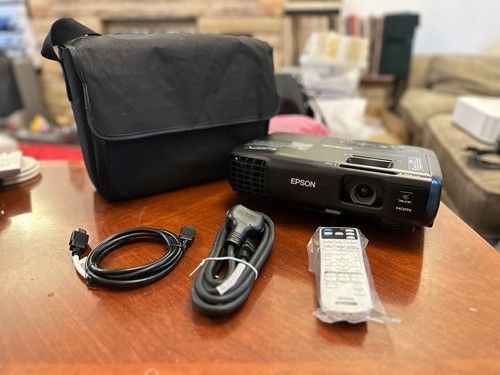 Epson EB-S03 3LCD Projector HDMI 2700 Lumens – ONLY 25 HOURS – Remote Bag