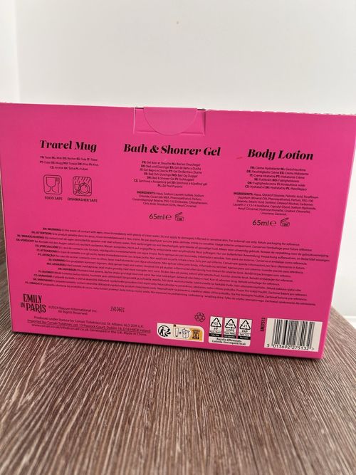 Emily in Paris Travel Mug Gift Set Bath & Shower Gel + Body Lotion 65ml Roses — image 9