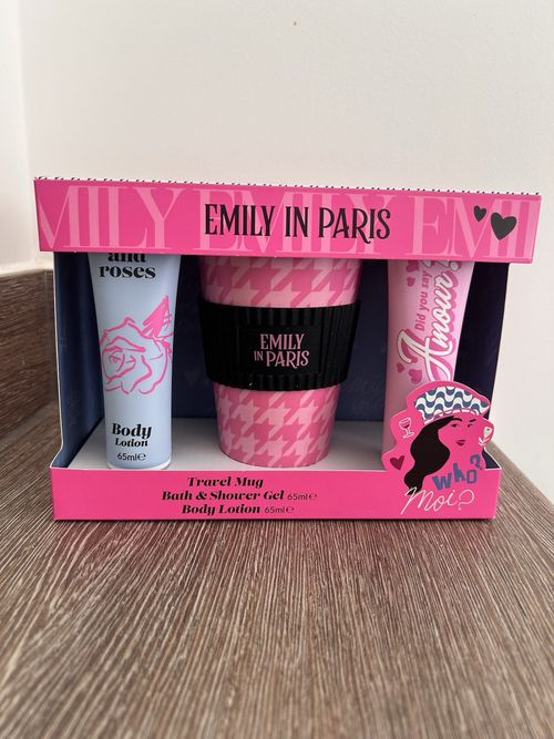 Emily in Paris Travel Mug Gift Set Bath & Shower Gel + Body Lotion 65ml Roses — image 11