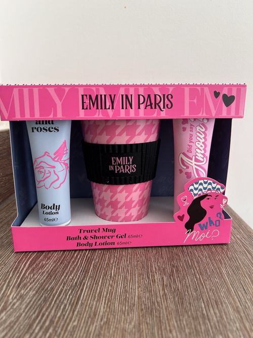 Emily in Paris Travel Mug Gift Set Bath & Shower Gel + Body Lotion 65ml Roses — image 3