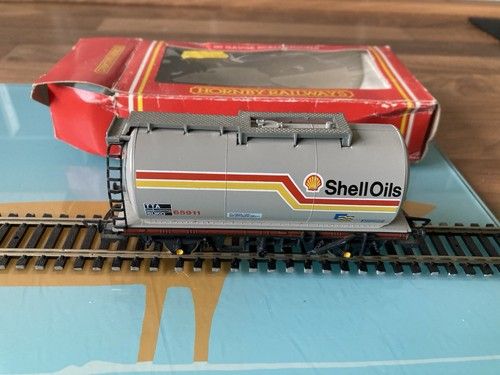 Hornby R119 OO gauge TTA tank wagon in shell oils petroleum livery. Mint cond.