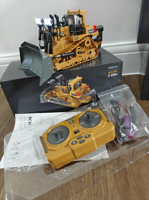 Bundle of 4 remote control construction toys all whit 2 batteries included — image 3