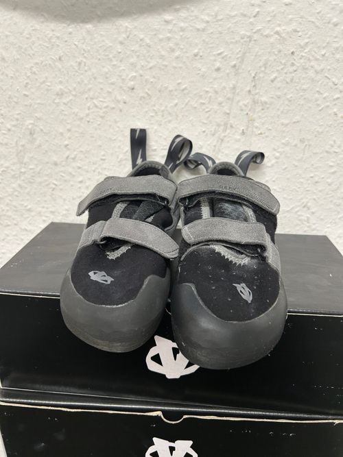 Evolv Climbing Shoes - Size 5 uk — image 2