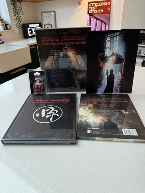 Blade Runner Role Playing Game: Off-World Bundle Deluxe Edition + Screen & Dice