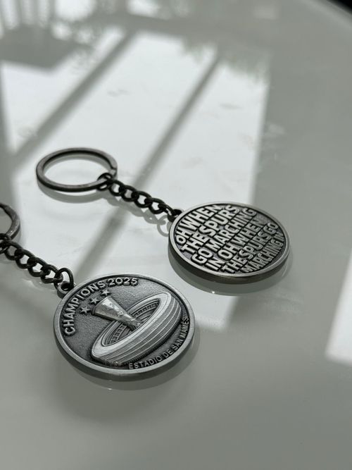 TOTTENHAM HOTSPUR UEFA CUP WINNERS DOUBLE SIDED KEYRING 40mm  — image 11