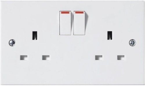 2 GANG WHITE TWIN DOUBLE PLUG ELECTRIC WALL SOCKET SWITCHED SQUARE EDGE
