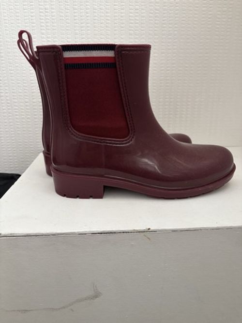 Tommy Hilfiger Burgundy Chelsea Ankle Boots Slip On Round Toe UK 6.5 EU40