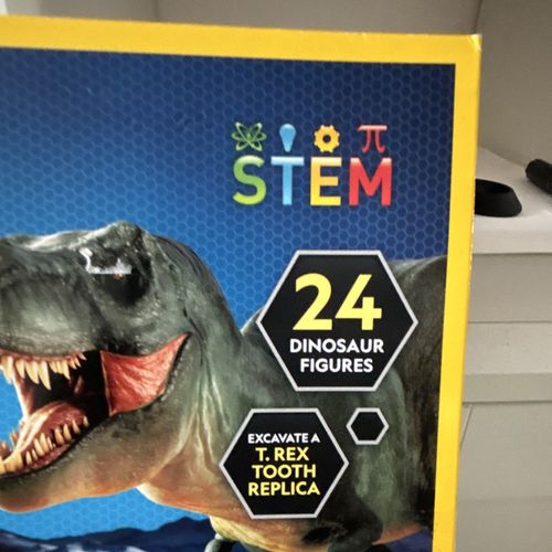 National Geographic STEM Dinosaur Advent Calendar 24 Figures with T. Rex Tooth — image 4