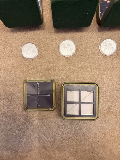 8x Queen Novelty Commemorative Coin Set Collectable Coins in Presentation Boxes — image 4