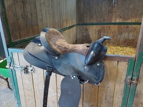 western saddle 16" seat, brown with suede seat . Very good condition  also 2 cin