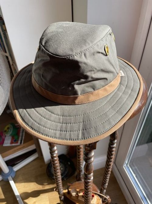 TILLEY ENDURABLES HAT, NEW WITH TAGS, WAXED COTTON, GREEN, REPELS WATER, Size 7.