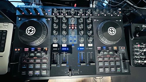 Traktor Kontrol S4 Quad Deck DJ Controller 4-Channel Loop/Sampler Filter Black