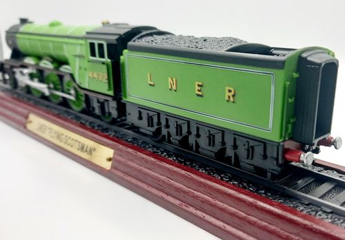 LNER FLYING SCOTSMAN Steam Locomotive Train Model Railway Display Model — image 5