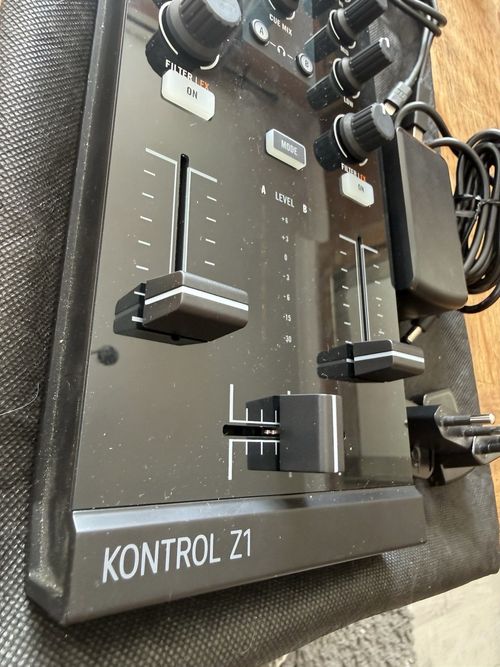 Native Instruments Traktor Kontrol Z1 2-Deck DJ Mixer Controller USB Black — image 3