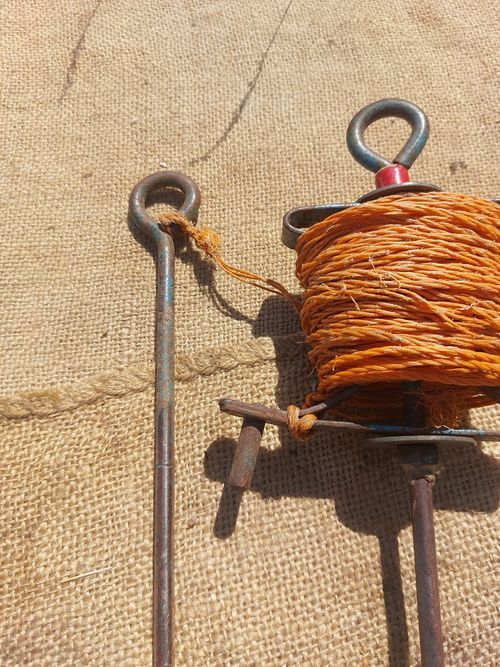 VINTAGE IRON GARDEN STRING LINE / ROW MARKER / WINDER & PIN ALLOTMENT TOOL — image 3