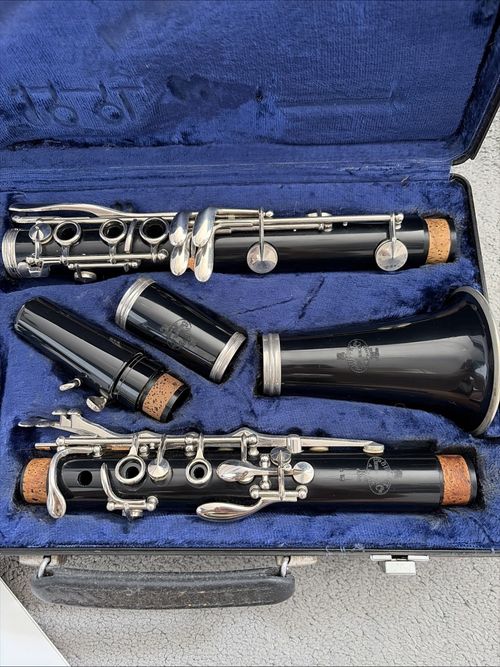 Buffet Crampon B Flat Clarinet with Hard Case Suitable for Beginners Bundle — image 4