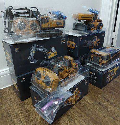 Bundle of 4 remote control construction toys all whit 2 batteries included — image 1
