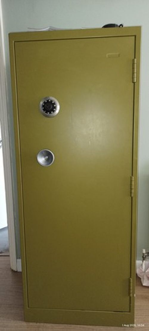 Price Dropped 40% - Chubb Manifoil Mk4 Combination Safe 5ft x 2ft