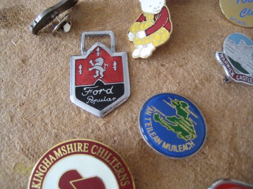 COLLECTION MIXTURE VINTAGE METAL ENAMEL & ACRYLIC JOB LOT PIN BADGES ALL SORTS — image 4