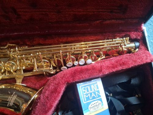 Yamaha Saxophone YAS25 with Hard Case Straps Reeds Etc Etc — image 4