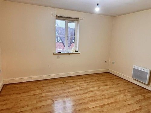 1 Bedroomed 2nd Floor Flat to let with Parking close to public transport park an