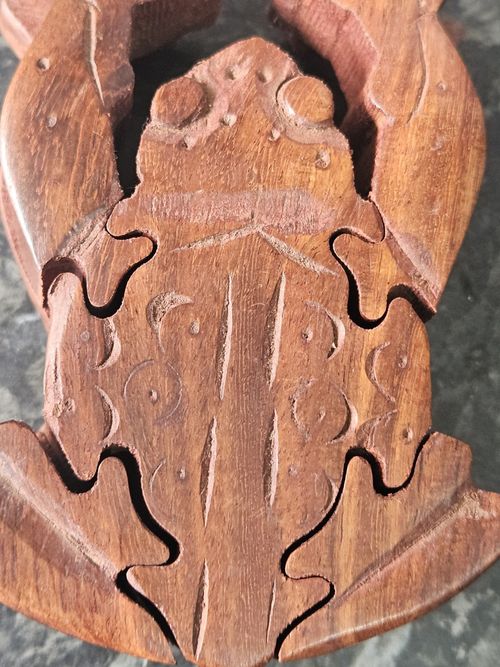 Vintage Hand Carved Wooden Puzzle Frog Toad 7 Piece Chunky Secret Centre Moons — image 4