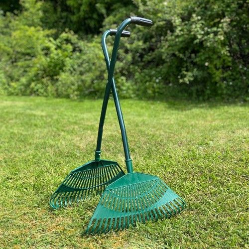 Long Handled Leaf Collecting Rake Grabs Garden Leaves Tidy Collector Grabber