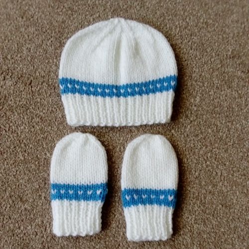 Hand Knitted 0-3 months Baby Hat And Mittens — image 1