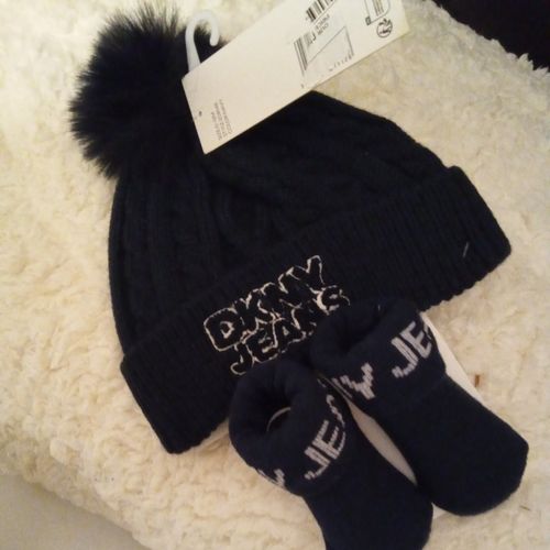 DKNY Baby 2 Piece Hat And Sock Set BNWT — image 6