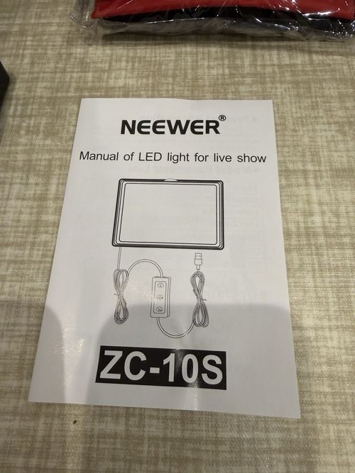 NEEWER Dimmable 5600K USB LED Video Light with Adjustable Tripod Stand, 2 Pack — image 3