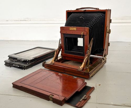 Victo Folding Field Camera 1910 Vintage + Lens + 3x plate holders, no lens board — image 1