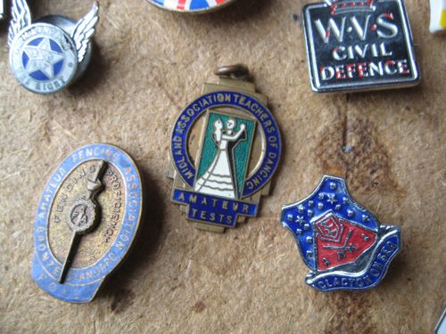 COLLECTION MIXTURE VINTAGE METAL ENAMEL & ACRYLIC JOB LOT PIN BADGES ALL SORTS — image 12