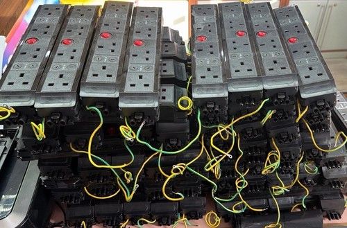 108x UK 4-Way Switched Extension Leads /PDU Power Strips – Job Lot – With Cables