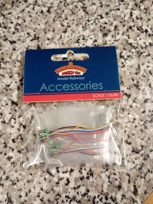 Bachmann DCC 36-563 6 pin decoder socket with 8 pin plug (pack of 3) — image 1