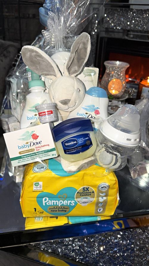 Pampers Newborn Nappies Gift Basket Set with Baby Dove Bathing Bar — image 1