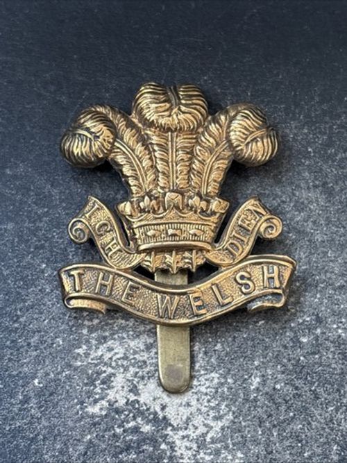 Welsh Regiment, 1916 Economy War Issue British Army Military Cap Badge.