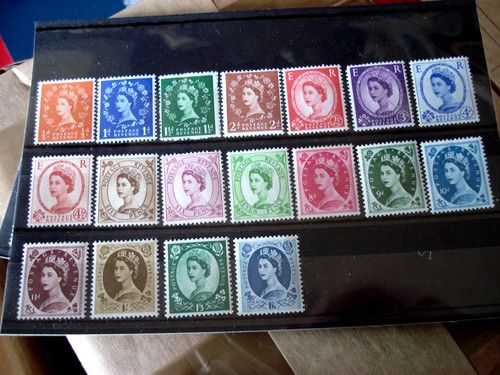 QUEEN ELIZABETH 11.  SET of !8 MINT WILDINGS - NEVER HINGED.