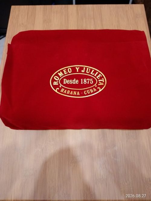 Romeo y Julieta 20 Hidalgos Empty Red Lacquered Cigar Box & Velvet Bag