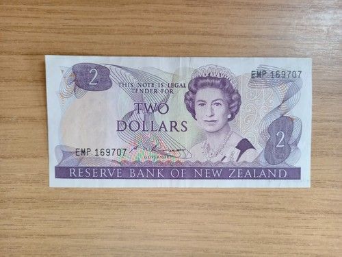 New Zealand $2 Two Dollars Banknote QEII, Mistletoe & Rifleman - 1970's