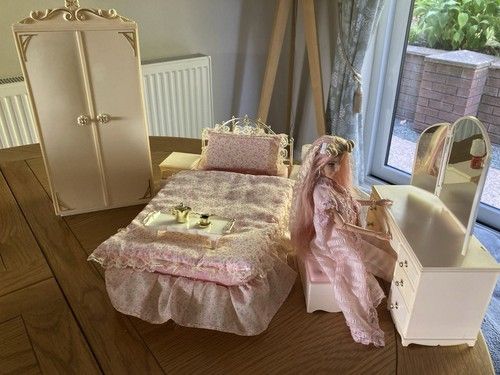 Sindy Bedroom Furniture Bed Dressing Table Wardrobe Stool Tray Doll Clothes