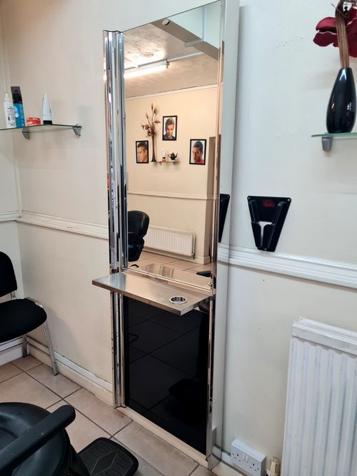 Mirrors and chairs — image 10