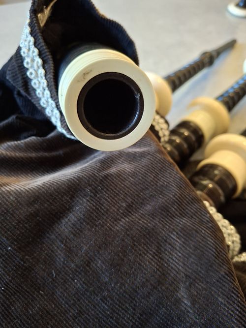 Set of Lawries bagpipes, natural mounts — image 10