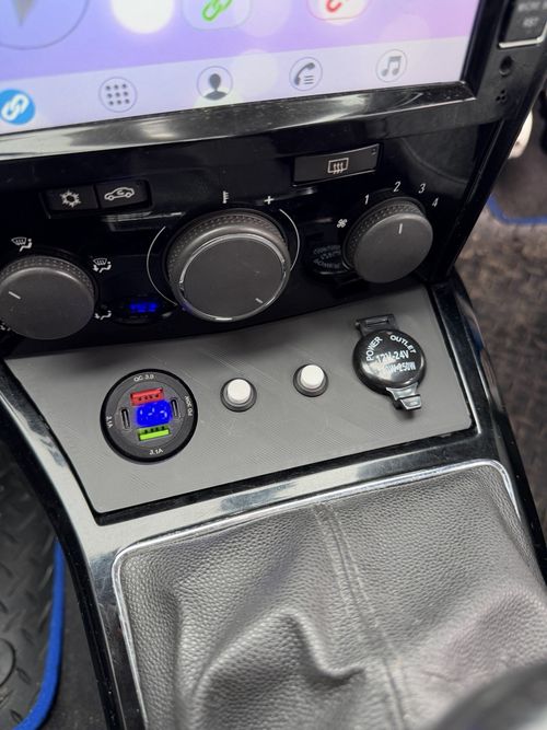 Astra H - Custom USB, Voltmeter, 12v Outlet Panel Charger With Twin Push Buttons — image 2